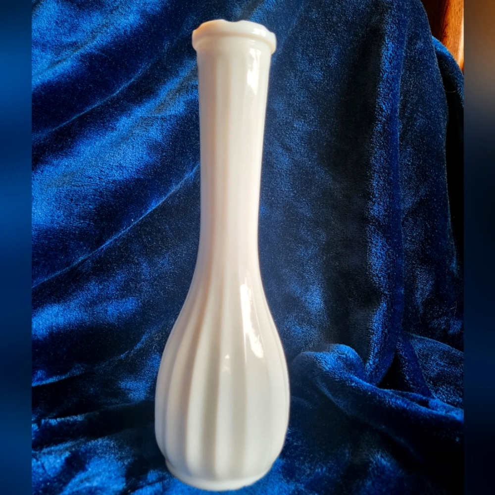 Vintage milk glass flower vase. EUC $10 obo